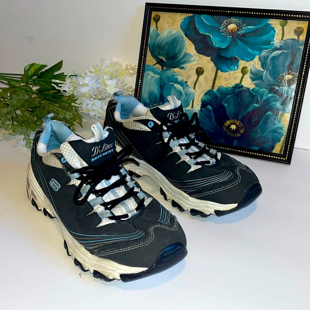 Sketches D’Light Sneakers - sz 8 Blue and white sketchers very comfortable shoes